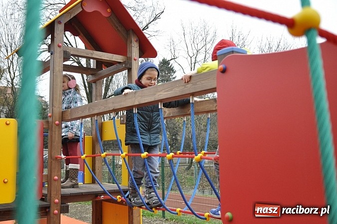 Zdjęcie w galerii na portalu naszraciborz.pl: Nowy plac zabaw przy SP 18 już otwarty wiadomości z regionu