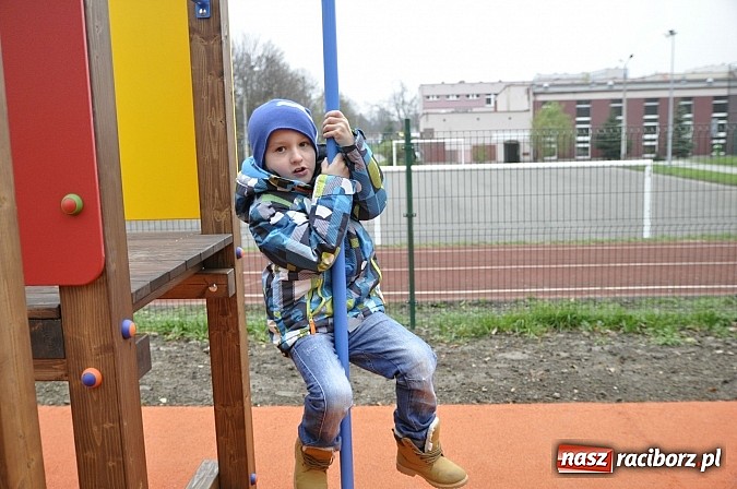 Zdjęcie w galerii na portalu naszraciborz.pl: Nowy plac zabaw przy SP 18 już otwarty wiadomości z regionu