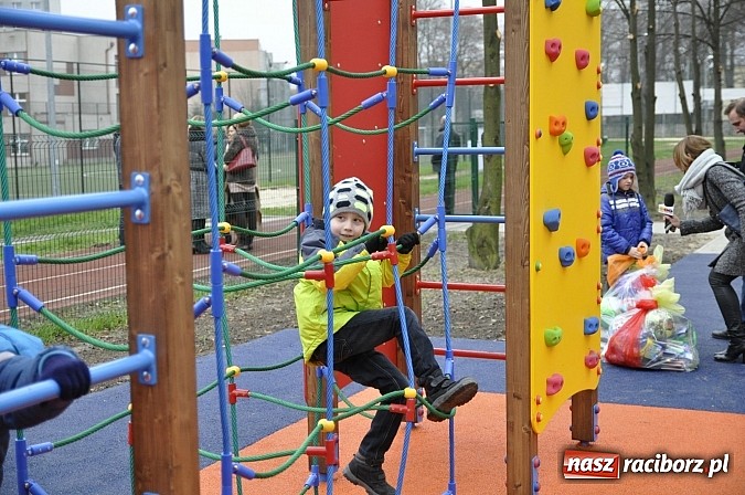 Zdjęcie w galerii na portalu naszraciborz.pl: Nowy plac zabaw przy SP 18 już otwarty wiadomości z regionu