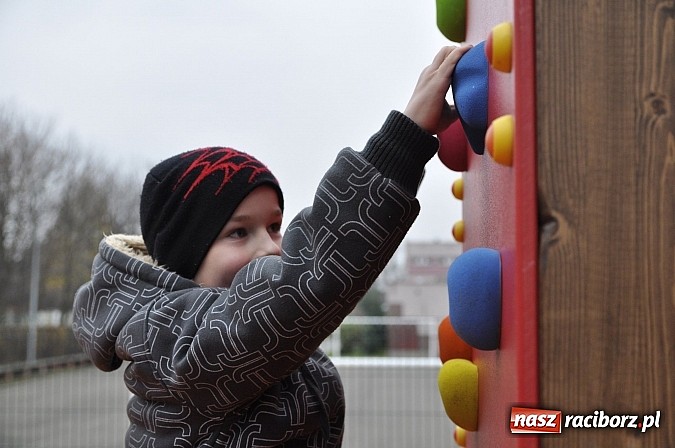 Zdjęcie w galerii na portalu naszraciborz.pl: Nowy plac zabaw przy SP 18 już otwarty wiadomości z regionu