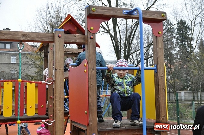 Zdjęcie w galerii na portalu naszraciborz.pl: Nowy plac zabaw przy SP 18 już otwarty wiadomości z regionu