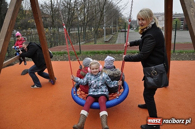 Zdjęcie w galerii na portalu naszraciborz.pl: Nowy plac zabaw przy SP 18 już otwarty wiadomości z regionu