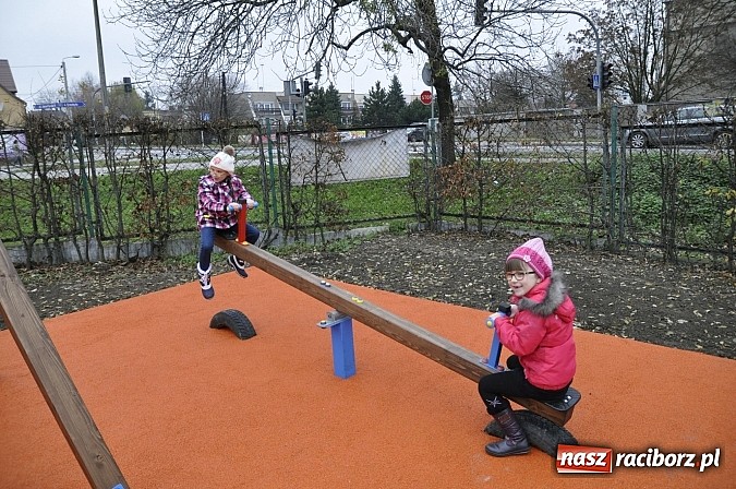 Zdjęcie w galerii na portalu naszraciborz.pl: Nowy plac zabaw przy SP 18 już otwarty wiadomości z regionu