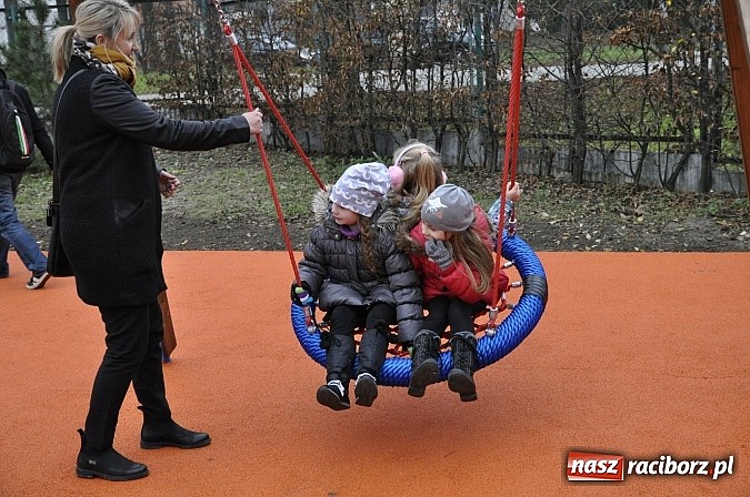 Zdjęcie w galerii na portalu naszraciborz.pl: Nowy plac zabaw przy SP 18 już otwarty wiadomości z regionu