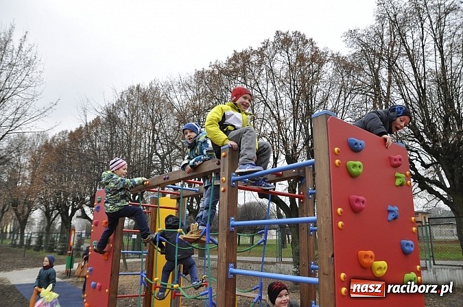 Zdjęcie w galerii na portalu naszraciborz.pl: Nowy plac zabaw przy SP 18 już otwarty wiadomości z regionu