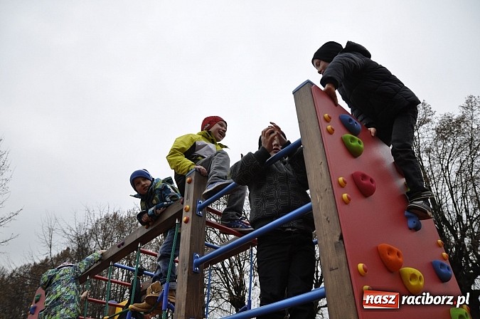 Zdjęcie w galerii na portalu naszraciborz.pl: Nowy plac zabaw przy SP 18 już otwarty wiadomości z regionu
