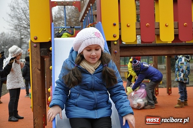 Zdjęcie w galerii na portalu naszraciborz.pl: Nowy plac zabaw przy SP 18 już otwarty wiadomości z regionu