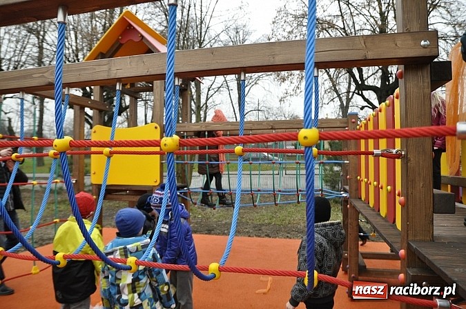 Zdjęcie w galerii na portalu naszraciborz.pl: Nowy plac zabaw przy SP 18 już otwarty wiadomości z regionu