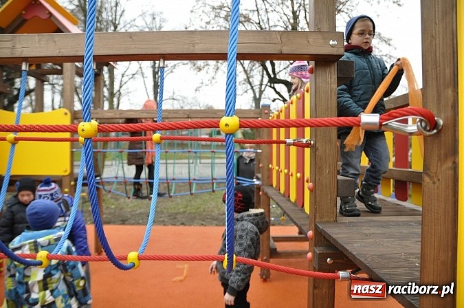 Zdjęcie w galerii na portalu naszraciborz.pl: Nowy plac zabaw przy SP 18 już otwarty wiadomości z regionu