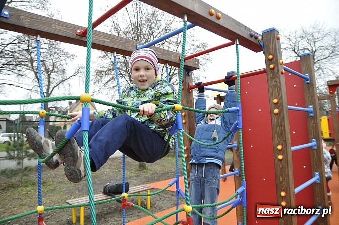 Zdjęcie w galerii na portalu naszraciborz.pl: Nowy plac zabaw przy SP 18 już otwarty wiadomości z regionu