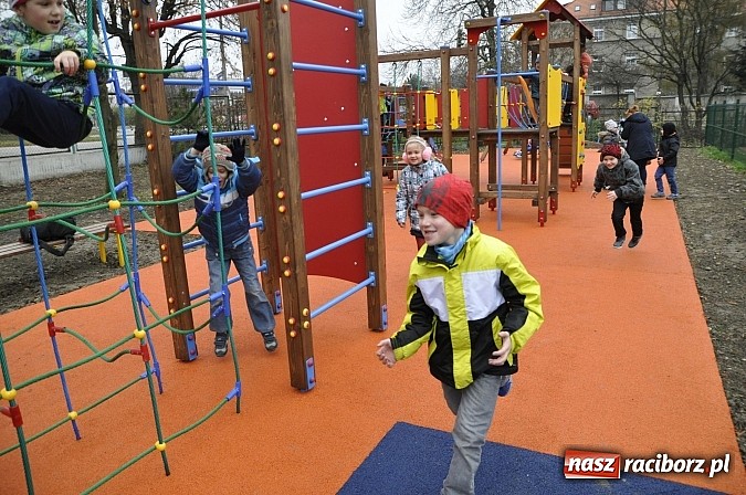 Zdjęcie w galerii na portalu naszraciborz.pl: Nowy plac zabaw przy SP 18 już otwarty wiadomości z regionu