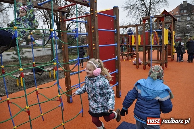 Zdjęcie w galerii na portalu naszraciborz.pl: Nowy plac zabaw przy SP 18 już otwarty wiadomości z regionu