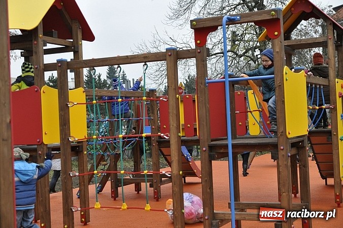 Zdjęcie w galerii na portalu naszraciborz.pl: Nowy plac zabaw przy SP 18 już otwarty wiadomości z regionu