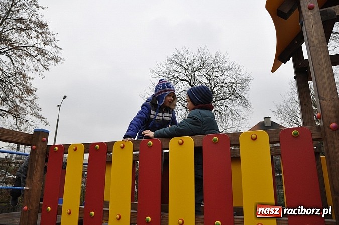 Zdjęcie w galerii na portalu naszraciborz.pl: Nowy plac zabaw przy SP 18 już otwarty wiadomości z regionu