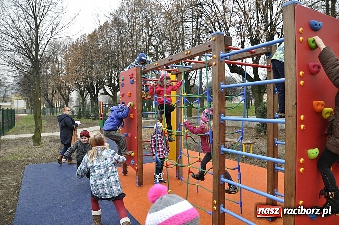 Zdjęcie w galerii na portalu naszraciborz.pl: Nowy plac zabaw przy SP 18 już otwarty wiadomości z regionu