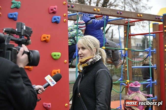 Zdjęcie w galerii na portalu naszraciborz.pl: Nowy plac zabaw przy SP 18 już otwarty wiadomości z regionu