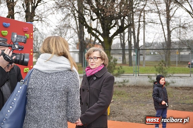 Zdjęcie w galerii na portalu naszraciborz.pl: Nowy plac zabaw przy SP 18 już otwarty wiadomości z regionu