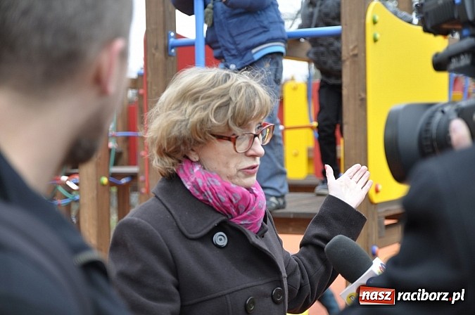Zdjęcie w galerii na portalu naszraciborz.pl: Nowy plac zabaw przy SP 18 już otwarty wiadomości z regionu