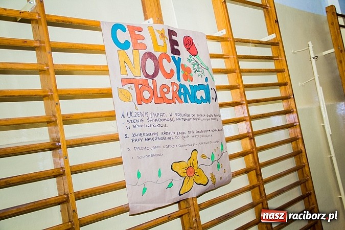 Zdjęcie w galerii na portalu naszraciborz.pl: Świetna zabawa w czasie Nocy Tolerancji w Gimnazjum Nr 5 wiadomości z regionu