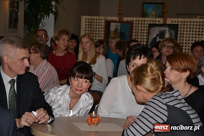 Zdjęcie w galerii na portalu naszraciborz.pl: Muzyczny wieczór przy świecach i wernisaż wiadomości z regionu