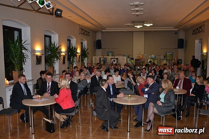 Zdjęcie w galerii na portalu naszraciborz.pl: Muzyczny wieczór przy świecach i wernisaż wiadomości z regionu