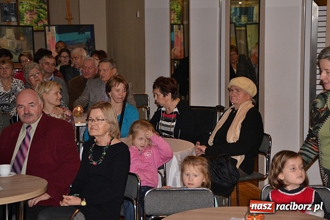 Zdjęcie w galerii na portalu naszraciborz.pl: Muzyczny wieczór przy świecach i wernisaż wiadomości z regionu