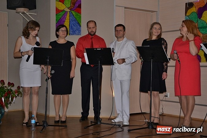 Zdjęcie w galerii na portalu naszraciborz.pl: Muzyczny wieczór przy świecach i wernisaż wiadomości z regionu