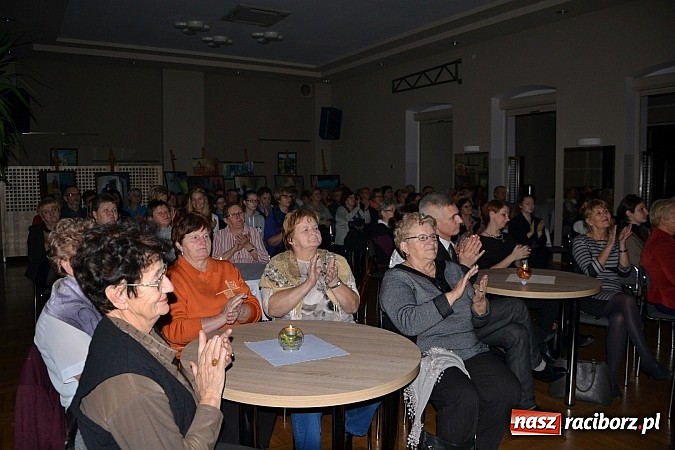 Zdjęcie w galerii na portalu naszraciborz.pl: Muzyczny wieczór przy świecach i wernisaż wiadomości z regionu