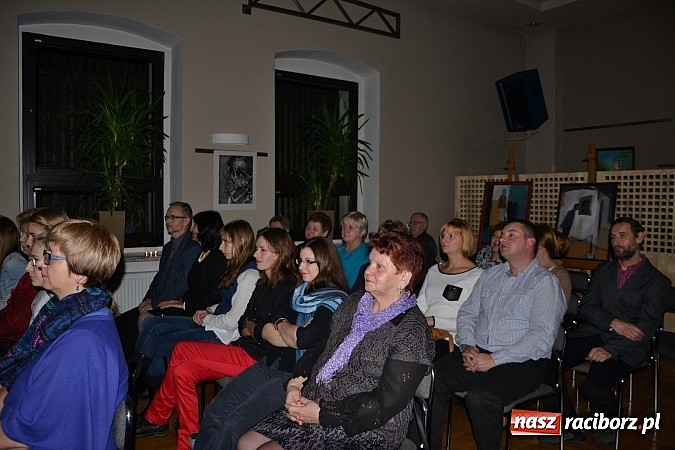 Zdjęcie w galerii na portalu naszraciborz.pl: Muzyczny wieczór przy świecach i wernisaż wiadomości z regionu