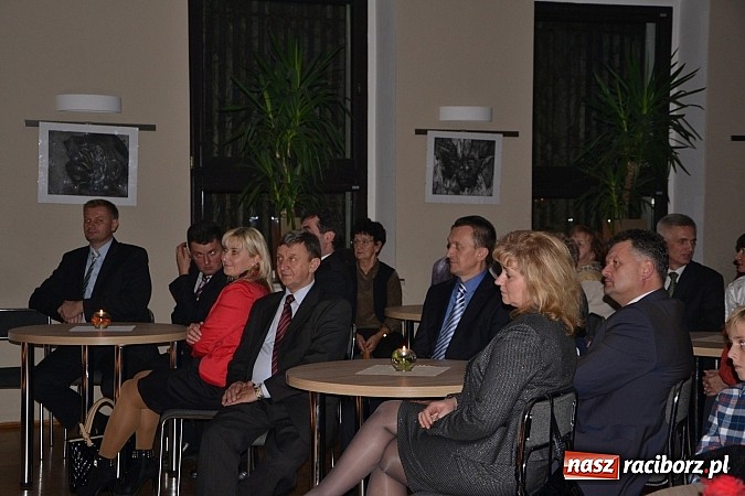 Zdjęcie w galerii na portalu naszraciborz.pl: Muzyczny wieczór przy świecach i wernisaż wiadomości z regionu