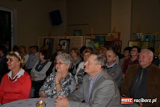 Zdjęcie w galerii na portalu naszraciborz.pl: Muzyczny wieczór przy świecach i wernisaż wiadomości z regionu