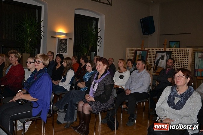 Zdjęcie w galerii na portalu naszraciborz.pl: Muzyczny wieczór przy świecach i wernisaż wiadomości z regionu