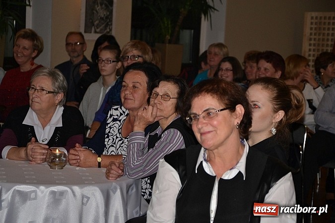 Zdjęcie w galerii na portalu naszraciborz.pl: Muzyczny wieczór przy świecach i wernisaż wiadomości z regionu