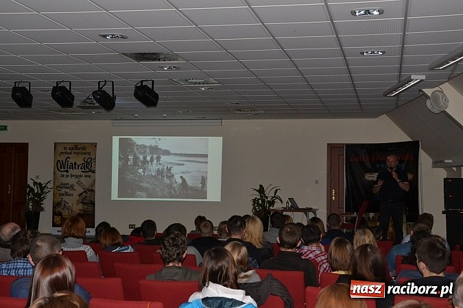 Zdjęcie w galerii na portalu naszraciborz.pl: XI Festiwal Podróżniczy Wiatraki - pełna sala na Bieleckim wiadomości z regionu