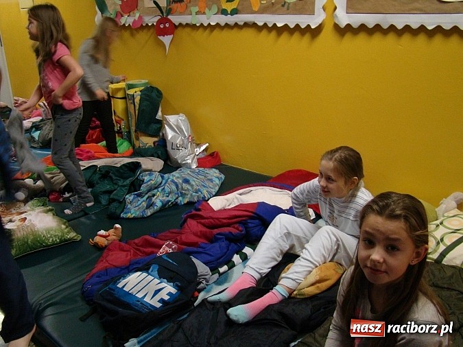 Zdjęcie w galerii na portalu naszraciborz.pl: Biwak nocny w Zespole Szk&oacute;ł w Krzanowicach wiadomości z regionu