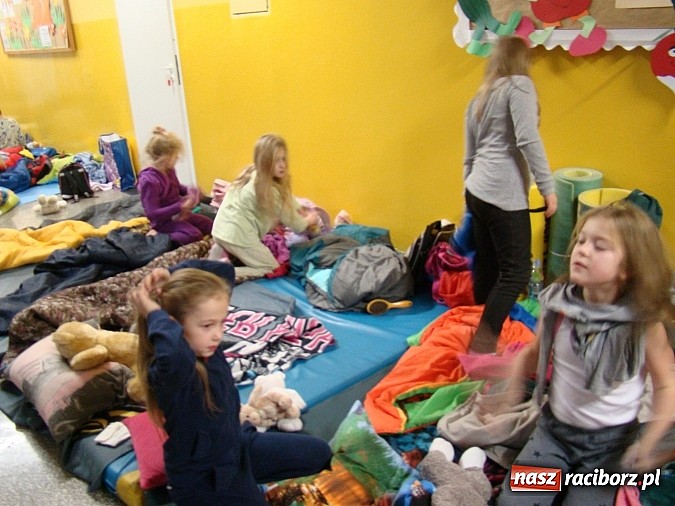 Zdjęcie w galerii na portalu naszraciborz.pl: Biwak nocny w Zespole Szk&oacute;ł w Krzanowicach wiadomości z regionu