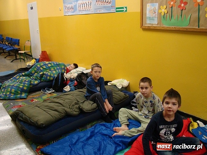 Zdjęcie w galerii na portalu naszraciborz.pl: Biwak nocny w Zespole Szk&oacute;ł w Krzanowicach wiadomości z regionu