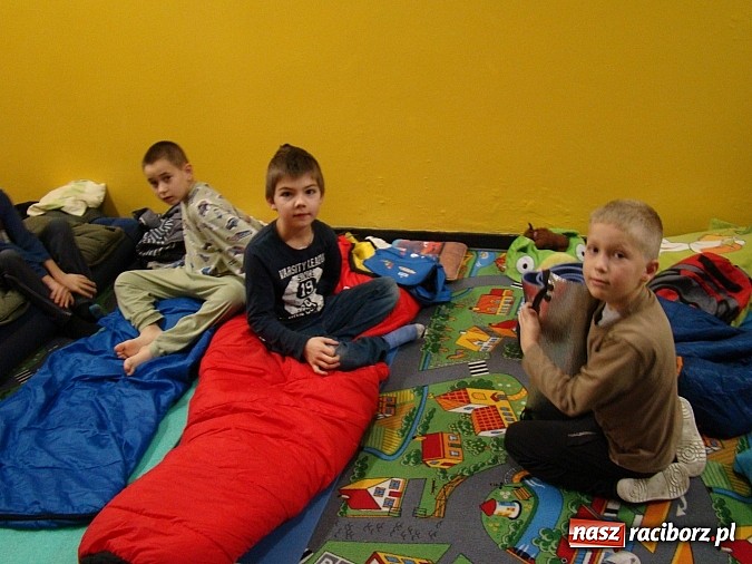 Zdjęcie w galerii na portalu naszraciborz.pl: Biwak nocny w Zespole Szk&oacute;ł w Krzanowicach wiadomości z regionu