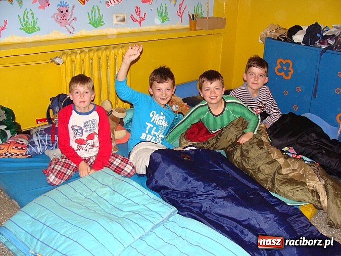 Zdjęcie w galerii na portalu naszraciborz.pl: Biwak nocny w Zespole Szk&oacute;ł w Krzanowicach wiadomości z regionu