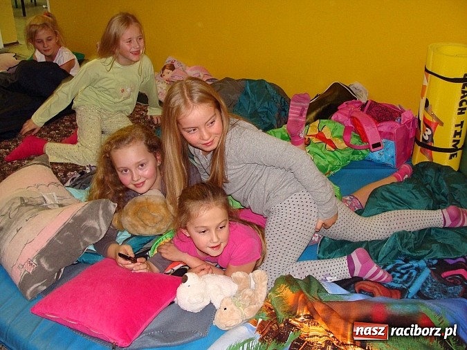 Zdjęcie w galerii na portalu naszraciborz.pl: Biwak nocny w Zespole Szk&oacute;ł w Krzanowicach wiadomości z regionu