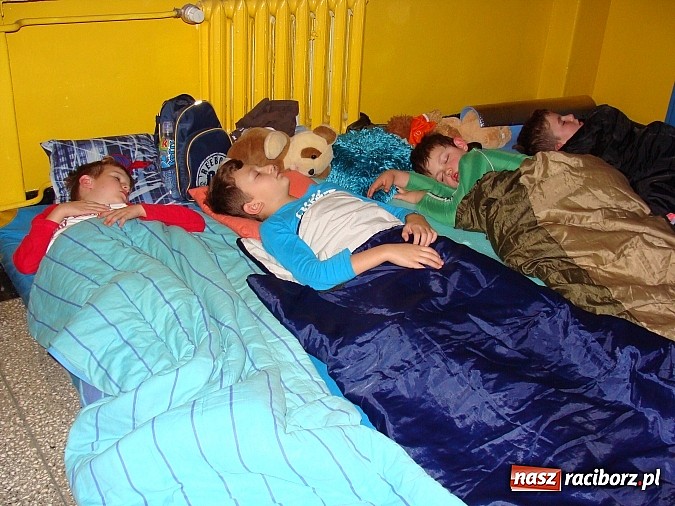 Zdjęcie w galerii na portalu naszraciborz.pl: Biwak nocny w Zespole Szk&oacute;ł w Krzanowicach wiadomości z regionu