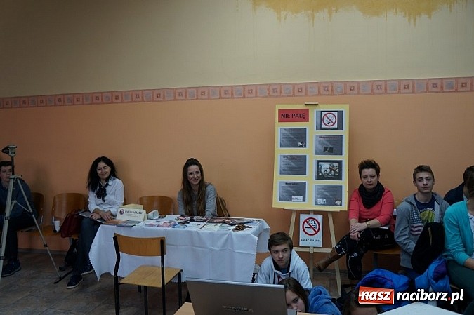 Zdjęcie w galerii na portalu naszraciborz.pl: Tydzień profilaktyki w ZSOMS - uczniowie dostali alkogogle wiadomości z regionu
