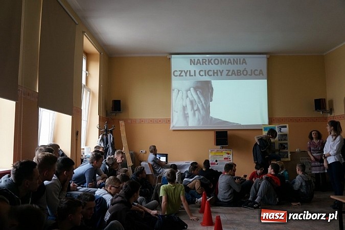 Zdjęcie w galerii na portalu naszraciborz.pl: Tydzień profilaktyki w ZSOMS - uczniowie dostali alkogogle wiadomości z regionu