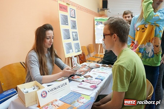 Zdjęcie w galerii na portalu naszraciborz.pl: Tydzień profilaktyki w ZSOMS - uczniowie dostali alkogogle wiadomości z regionu
