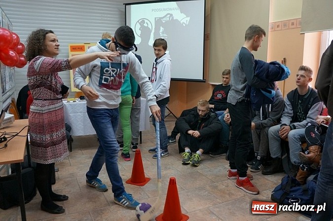 Zdjęcie w galerii na portalu naszraciborz.pl: Tydzień profilaktyki w ZSOMS - uczniowie dostali alkogogle wiadomości z regionu