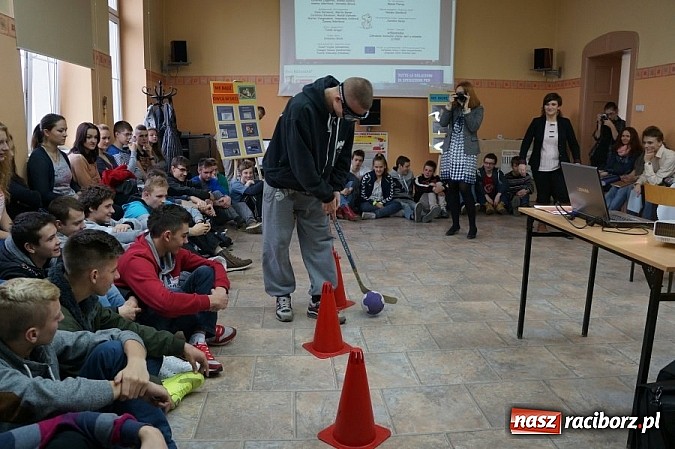 Zdjęcie w galerii na portalu naszraciborz.pl: Tydzień profilaktyki w ZSOMS - uczniowie dostali alkogogle wiadomości z regionu