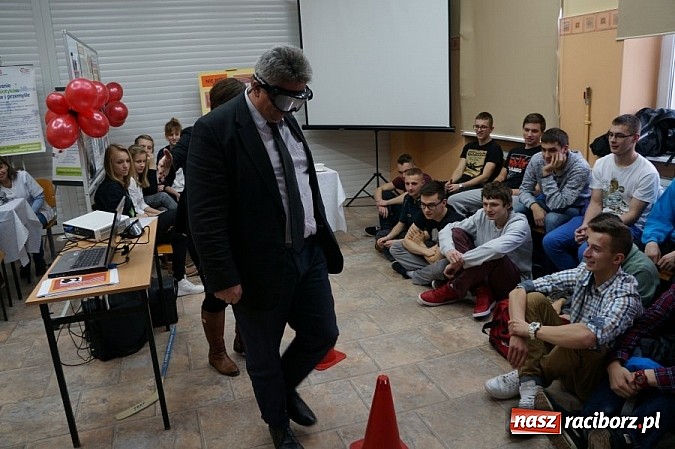 Zdjęcie w galerii na portalu naszraciborz.pl: Tydzień profilaktyki w ZSOMS - uczniowie dostali alkogogle wiadomości z regionu