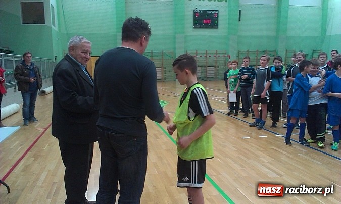 Zdjęcie w galerii na portalu naszraciborz.pl: Powiatowe finały XV edycji turnieju piłki nożnej Z podwórka na stadion o Puchar Tymbarku wiadomości z regionu