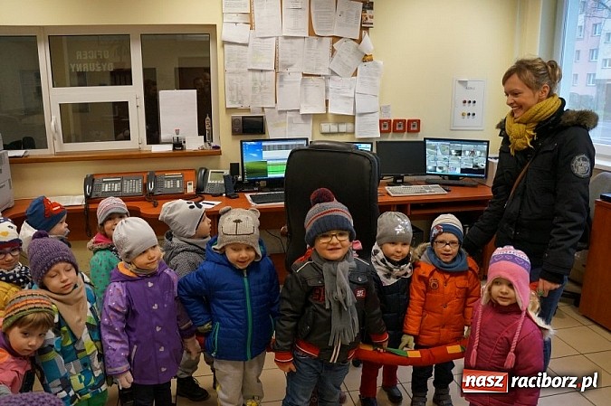 Zdjęcie w galerii na portalu naszraciborz.pl: Przedszkolaki w raciborskiej komendzie wiadomości z regionu