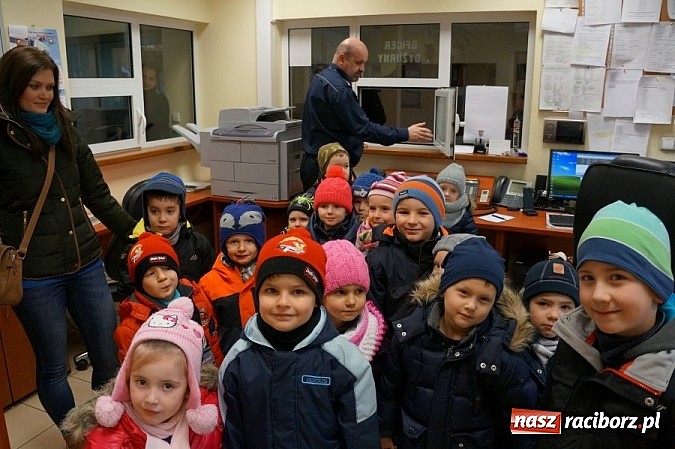 Zdjęcie w galerii na portalu naszraciborz.pl: Przedszkolaki w raciborskiej komendzie wiadomości z regionu
